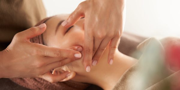 Japanese,Woman,Receiving,A,Facial,Massage,At,An,Aesthetic,Salon