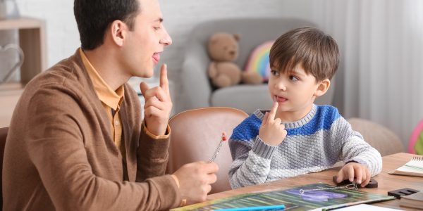 Speech,Therapist,Working,With,Little,Boy,In,Office