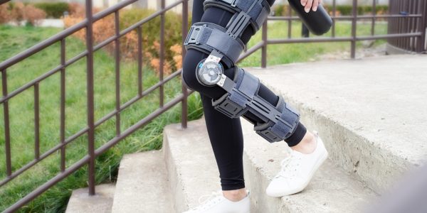 Woman,Wearing,Sport,Clothes,And,Knee,Brace,Or,Orthosis,After